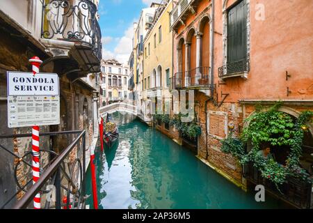 Ein gondoliere wartet auf touristische Kunden in einer Gondel Service Point, auf einer malerischen engen Kanal in Venedig, Italien Stockfoto