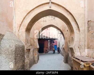 Bogengang oder Gasse in Medina in Marrakesch Stockfoto