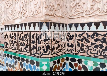 Geometrische Musterdetails der Kalligraphie bei Ben youssef madrasa Stockfoto