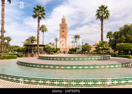 Brunnen am Lalla Hasna Parc mit Koutoubia Moschee im Hintergrund Stockfoto