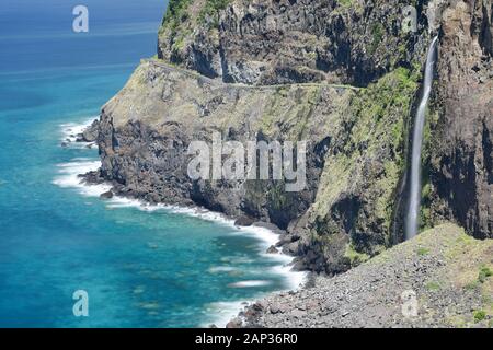 Landschaftsfoto eines großen natürlichen Wasserfalls, genannt "Schleier der Bride", der sich auf der Insel Madeira in Portugal befindet Stockfoto