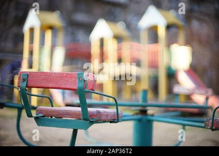 Spielplatz mit einem alten Karussell hautnah. Stockfoto