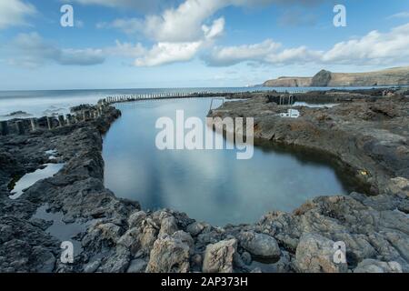 Weitwinkelfotografie der schönen vulkanischen Naturpools der Stadt Agaete, nördlich der Insel Gran Canaria, Spanien Stockfoto