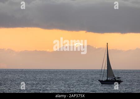 Landschaftsfotografie bei Sonnenuntergang, in der ein segelboot fährt, in der Nähe von Anfi del Mar, Gran Canaria Island, Spanien Stockfoto