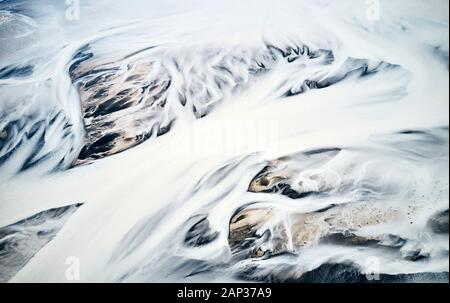 Ansicht von oben Schnee fließt der Montage in riesige Aktuelle und fast komplett die bergige Land unter aus der Ansicht Stockfoto