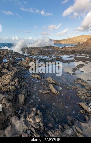 Landschaftsfotografie des Naturraums ​​the Pools der Stadt Agaete, wo man die Wellen sehen kann, die sich stark auf die Felsen, nördlich von Gran, auswirken Stockfoto