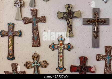 Dekorative lateinamerikanische (oder römische) Kreuzungen zum Verkauf in Der Altstadt Albuquerque, New Mexico Stockfoto