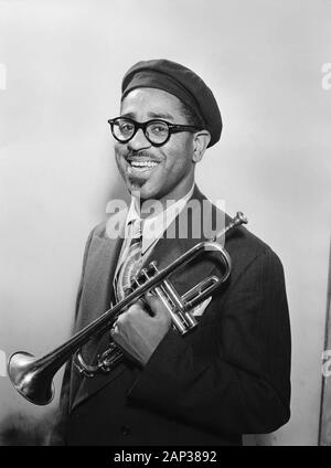 Dizzy Gillespie, halber Länge Porträt, New York City, New York, USA, Foto: William S. Gottlieb, Mai 1947 Stockfoto