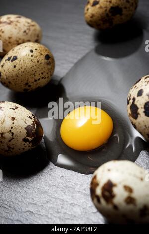 Wachteleier auf einem schwarzen Tisch. Stockfoto