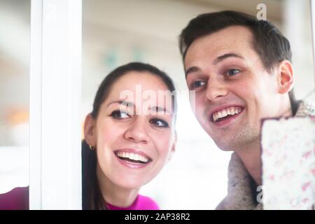 Junges Paar in einem Wohnzimmer in Liebe Freunde zu besuchen Stockfoto