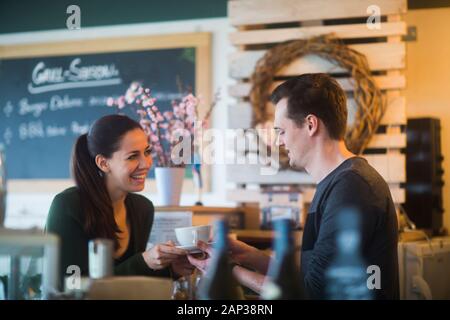 Junges Paar in einem Restaurant, das Kaffee trinkt Stockfoto