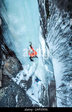 Mann Eisklettern auf Cathedral Ledge in North Conway, New Hampshire Stockfoto