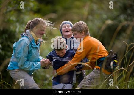 Enkel und Großmutter Spaß im Freien Stockfoto