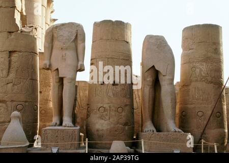 Ägypten, Luxor, Luxor Tempel, معبد الاقصر; Theben; Karnak, kaputter Säulen und Statuen mit Schnitzereien und Hieroglyphen. Stockfoto