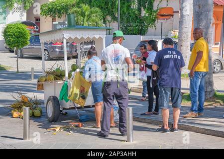 Mann verkauft Kokosnüsse von seinen Wagen auf der Straße in Puerto Plata Dominikanische Republik. Stockfoto