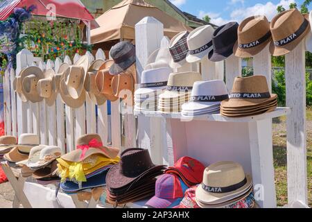 Zahlreiche Hüte auf Display und für den Verkauf auf der Straße in Puerto Plata Dominikanische Republik. Stockfoto