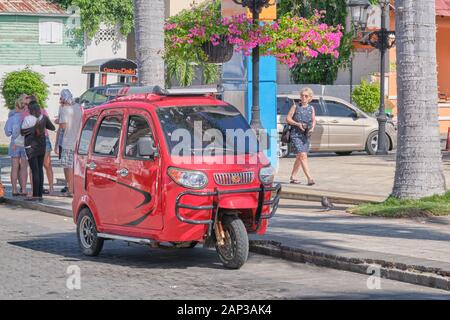 Dreirädrige Autos auf einer Straße in Puerto Plata Dominikanische Republik geparkt. Stockfoto