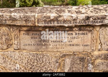 Richmond, Tasmanien, Australien - 13 Dezember, 2009: Nahaufnahme von Inschrift auf braunem Stein historische Brücke über Coal River mit., benennen Sie die älteste b Stockfoto