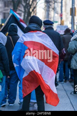 Aktivisten aus der Puerto-ricanischen Diaspora hielten in Lower Manhattan eine Demonstration ab, in der sie forderten, alle Katastrophenhilfsmittel nach Puerto Rico freizugeben. Stockfoto