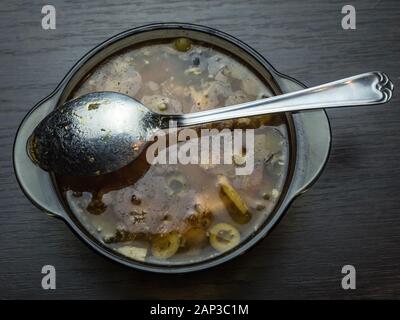 Solyanka in eine Glasplatte mit einem eisernen Löffel Stockfoto