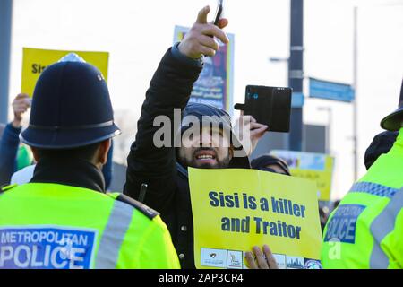 London, Großbritannien. 20 Jan, 2020. Ein anti-Sisi Demonstrant hält ein Plakat ruft Parolen während der Demonstration vor InterContinental Hotel in London Docklands gegen Präsident Ägyptens, Abdel Fattah el-Sisi angeblich beschuldigt vom Töten der ehemalige ägyptische Präsident Mohamed Morsi. Credit: SOPA Images Limited/Alamy leben Nachrichten Stockfoto