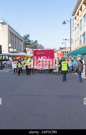 Markante Angestellte der Universität und ihre Unterstützer im März durch die Straßen der Stadt in Bristol, UK am 22. Februar 2018. Die Universität und Hochschule Union (ucu) hatte seine Mitglieder Streik aus Protest aufgerufen, auf Vorgeschlagene Änderungen an ihrer Altersversorgung. Stockfoto