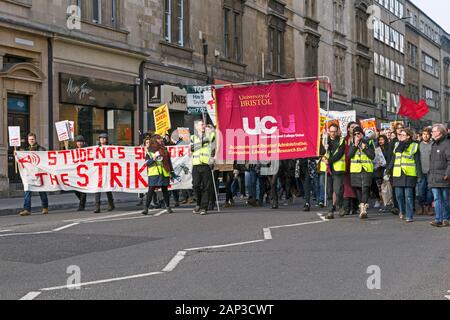 Markante Angestellte der Universität und ihre Unterstützer im März durch die Straßen der Stadt in Bristol, UK am 22. Februar 2018. Die Universität und Hochschule Union (ucu) hatte seine Mitglieder Streik aus Protest aufgerufen, auf Vorgeschlagene Änderungen an ihrer Altersversorgung. Stockfoto