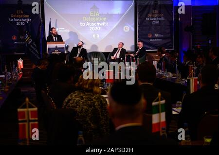 Aktion und Schutz der Liga, Vorsitzender Rabbi Shlomo Koves spricht während einer Podiumsdiskussion des Europäischen Jüdischen Verband Konferenz über Antisemitismus in Krakau. Eine Delegation von mehr als 100 Europäischen Staats- und Regierungschefs, Minister und hochrangige Beamte des Parlaments von Europa und Gesetzgeber aus der ganzen Kontinent wird an eine im März in Auschwitz am 20. und 21. Januar. Der März, zum Internationalen Holocaust Gedenktag statt, wird von der EJA, der Dachorganisation der jüdischen Organisation in ganz Europa unter der Leitung von Rabbi Menachem Margolin und die Aktion und Schutz Liga der E geführt werden. Stockfoto