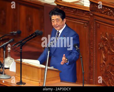 Tokio, Japan. 20 Jan, 2020. Der japanische Ministerpräsident Shinzo Abe liefert seine Politik Rede auf der Plenartagung des Nationalen Diät in Tokio am Montag, 20. Januar 2020. Japanische Parlament einberufen für einen 150-tägigen gewöhnliche Diät Sitzung. Credit: Yoshio Tsunoda/LBA/Alamy leben Nachrichten Stockfoto