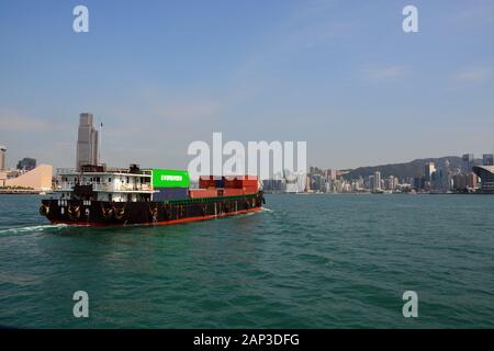 Ein Schiff fährt den Victoria Harbour in Hongkong. Stockfoto