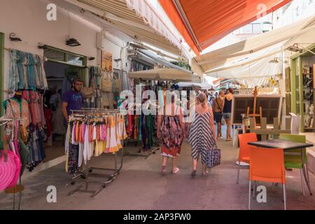 Kardamena an, Kos, Griechenland - 20. September 2019: Leute, Shopping auf der Main Street, Die Stadt ist ein beliebtes Urlaubsziel. Stockfoto