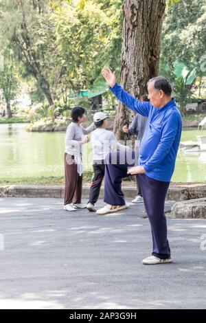 Bangkok, Thailand - 27. September 2018: Menschen üben von Tai Chi in Lumphini Park See. Der Park befindet sich im Zentrum der Stadt. Stockfoto