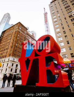 Weitwinkelansicht der berühmten Love Sculpture in Manhattan in New York City in der W 55. St. &, 6. Ave - New York, NY Stockfoto