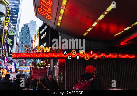 Time Square 42nd Street und 7th Avenue Subway Entrance mit einer geschäftigen Menschenmenge - New York, NY Stockfoto