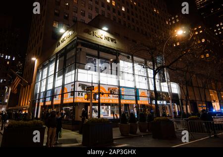NBC News and Today Show Studio im Rockefeller Center in der Nacht - New York, NY Stockfoto