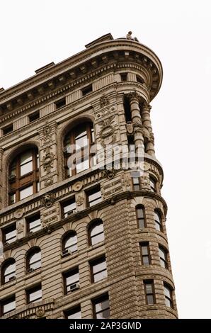 Nahaufnahme des detaillierten Architekturdesigns des Flatiron Building in Manhattan in New York, NY Stockfoto