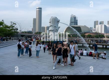 Singapur, Singapur, Januar 17, 2020: Touristen Fotos gemacht in der Nähe der Merlion Stockfoto