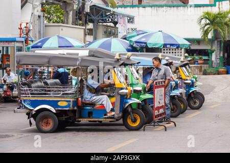 Bangkok, Thailand - 25. September 2012: Tuk Tuks warten für Geschäfte außerhalb einer Fähre. Touristen und Einheimische sowohl wie diese Form des Transports Stockfoto