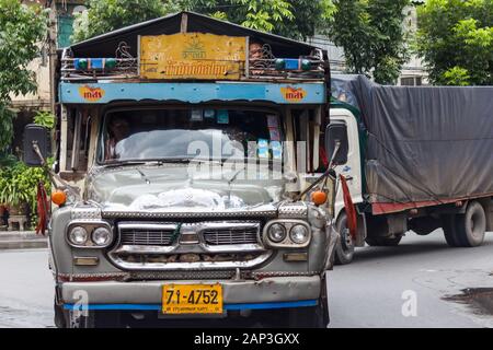 Bangkok, Thailand - 25. September 2012: Altmodische Isuzu truck in Chinatown. Eine ganze Reihe von Thesen alte Lkw sind immer noch auf der Straße, Stockfoto