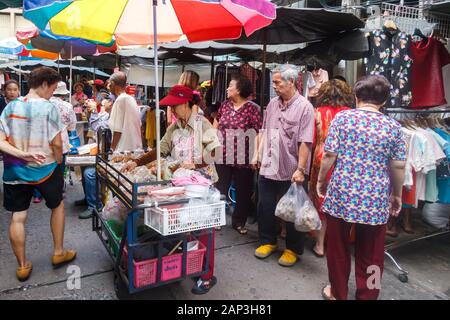 Bangkok, Thailand - 27. September 2016: Käufer und Anbieter Essen in Chinatown. Dies ist das älteste Viertel von Bangkok. Stockfoto