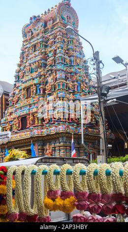 Girlanden mit dem Turm von Sri Maha Mariamman Tempel im Hintergrund Stockfoto