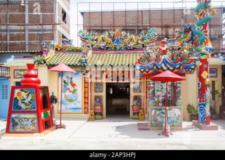 Bangkok, Thailand - 28.09.2019: Chinesischer Tempel aus Charoen Krung Road. Es gibt viele solche Tempel in Bangkok. Stockfoto