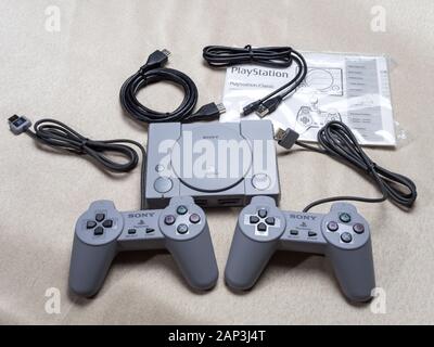 Neue Spielkonsole PlayStation von Sony mit Joysticks Stockfoto