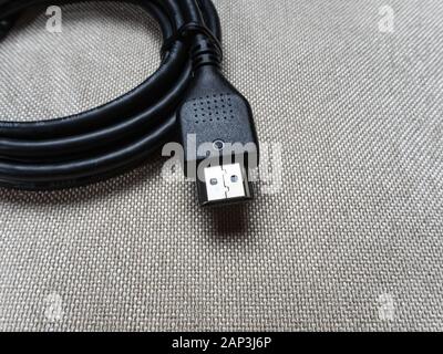 Schwarz twisted HDMI-Kabel für Sony PlayStation Konsole auf dem Tisch Stockfoto