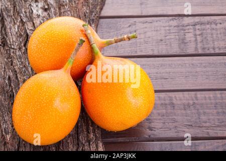 Passionsfrucht Granadilla auf dem Tisch - Passiflora ligularis Stockfoto