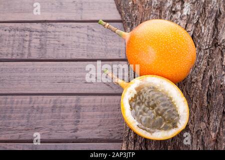 Passionsfrucht Granadilla auf dem Tisch - Passiflora ligularis Stockfoto