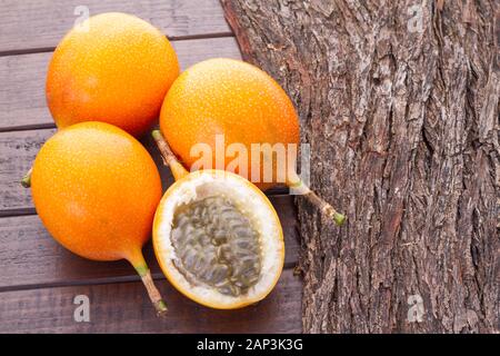 Passionsfrucht Granadilla auf dem Tisch - Passiflora ligularis Stockfoto