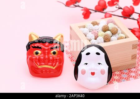 Japanisches traditionelles Setsubun Event, Masken von Oni Daemon und Soybeans werden bei einer jährlichen Veranstaltung verwendet Stockfoto