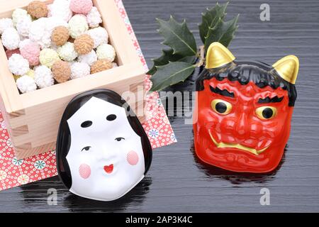 Japanisches traditionelles Setsubun Event, Masken von Oni Daemon und Soybeans werden bei einer jährlichen Veranstaltung verwendet Stockfoto