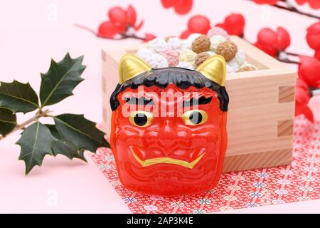 Japanisches traditionelles Setsubun Event, Masken von Oni Daemon und Soybeans werden bei einer jährlichen Veranstaltung verwendet Stockfoto